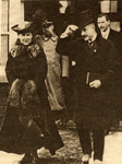 300726 Afbeelding van Koningin Wilhelmina met naast haar mr.dr. W.A. van Zijst, voorzitter van de Raad van Beheer van ...